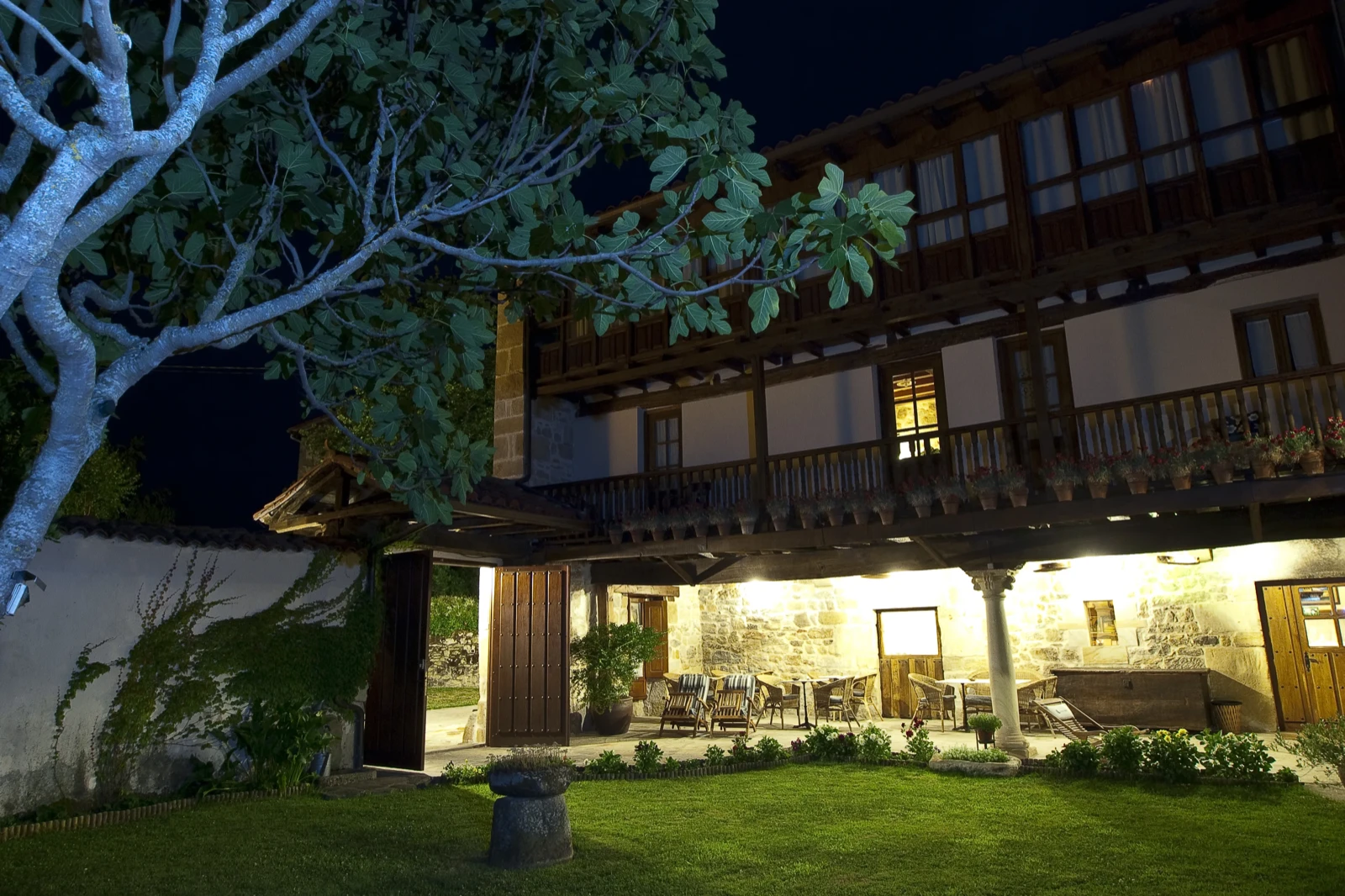 {{ $t('posada_jardin_noche')}}